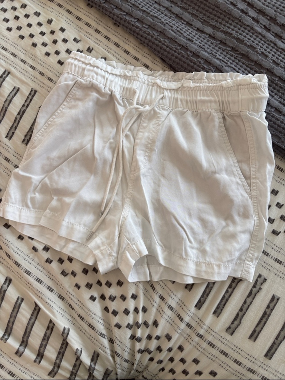 Ann Taylor LOFT Size Medium paper bag pull on shorts white - 100% Lyocell